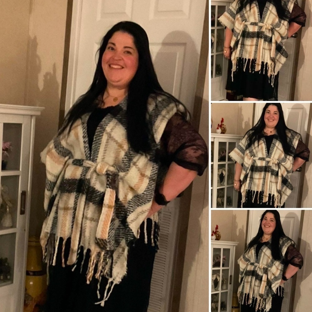 Liz Claiborne lightweight plaid poncho/shawl. Fits most. 35” length at longest